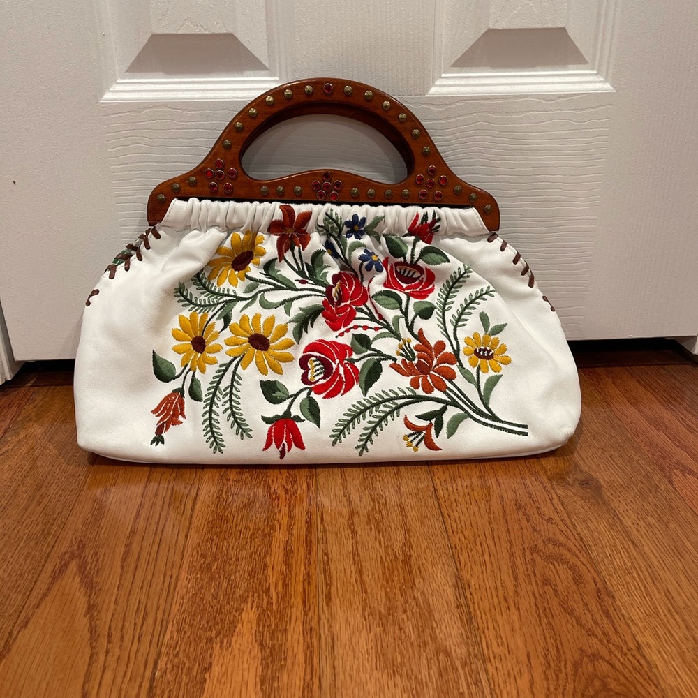 Isabella Fiore Floral and White Clutch